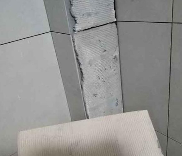 岢岚瓷砖空鼓维修公司分享下厨房瓷砖脱落的补救措施。